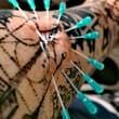 大臂靠肩部的两个小图案 都是16G套管针 #穿刺 #needleplay