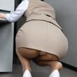 同学来访，妈妈无意间摆出这种姿势，你将如何以对： A. 视若无睹 B. “妈，我同学来了，你好歹换条性感的内裤呀” C. “妈，我这哥们儿可是体育生，你小心点…