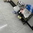 图一是个骚逼点位 大半夜了 还在和其他男生打电话撒娇 图二当时晚上回去看她现脱在门口的下面那个黑鞋和袜子女主长得还不错 身材很好很棒高高瘦瘦御姐型的 可惜没拍…