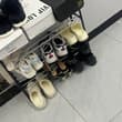 图一是个骚逼点位 大半夜了 还在和其他男生打电话撒娇 图二当时晚上回去看她现脱在门口的下面那个黑鞋和袜子女主长得还不错 身材很好很棒高高瘦瘦御姐型的 可惜没拍…