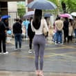 你妈总是穿成这样来接你放学，不被校霸盯上才怪呢！