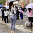 你妈总是穿成这样来接你放学，不被校霸盯上才怪呢！