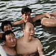 一张毛主席游泳的老照片！珍贵。致敬伟人