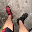 后续：玩了这两双，紫喷是我最喜欢的超过那双aj11，aj1是当晚他骑行穿的里面还都是汗呢，味道超级绝，但是紫喷可能最近没穿有点逊色，但也不错，所以闻着aj1射…