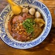 帰る前日に食べたボートヌードル🍜 血をスープに使うって聞いて、どんな味なんだろう〜って気になってたんだけど食べてみたら日本のラーメン文化とはまた違った味で美味…