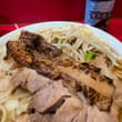 ラーメン二郎西台駅前店🍜 小+炙り(現金トッピング) ヤサイ少なめニンニクアブラ 豚も麺もデフォルトで圧倒的ボリューム！ 炙りの香ばしさも加わってめちゃくちゃ…