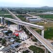 【河南平漯周高鐵魯湛特大橋跨鄭渝高鐵成功轉體】15日，河南平（頂山）漯（河）周（口）高鐵魯湛特大橋跨鄭渝（河南鄭州至重慶）高鐵T構梁成功轉體對接，標誌著項目建…