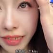 在世界杯随时开盖的美女。这个年龄牙齿应该紧密，年轻女人牙齿漏风，齿者肾气之表，齿密肾气内敛，性保守。牙齿漏风肾气外放，心性放荡。加上嘴大，嘴大的女人更积极主动…