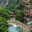 欲问仙翁归隐处，空山惟有白云浮。