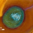 【青海茫崖：“大地之眼”蔚為壯觀】艾肯泉位於青海海西蒙古族藏族自治州茫崖市，直徑十多米的泉眼終年翻湧如沸水。因富含硫黃等礦物質，長期沉澱形成紅褐色、金黃色等斑…