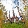 7月24日，西藏山南市扎西曲登社区迎来一年一度的望果节，人们身着盛装，高举彩旗，手持象征丰收的青稞穗，绕田而行，祈福风调雨顺、五谷丰登 。 “望果”在藏语中意…