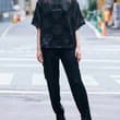 重たくなりがちなブラックは“透け感”で攻略、今欲しいシアートップスをピックアップ