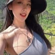 这阳光明媚的一天爬上高峰，登高远望，风景美如画！