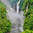 避开人潮 慢游贵州 马岭河峡谷，被称为“地球裂缝” ，瀑布特别多。走在峡谷栈道上有种被包围的感觉。😊