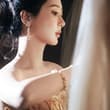 杨紫：金色闪钻高定长裙