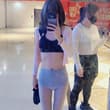 穿了件灰色油亮丝袜跟姐妹去健身房，地方挺小的，健身的人又挺多的，他们时不时盯着我们看，给我整尴尬了，刚开始都不敢玩太大🥵。 后面由于主包玩不动那些健身器材，就…