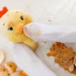 我的白袜子又脏又湿。我该怎么喂这只鸡？My white socks is dirty and wet. How should I feed this chic…