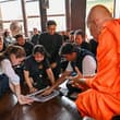 "ซาบีดา" ลงพื้นที่ผักไห่ เยี่ยมให้กำลังใจผู้ประสบอุทกภัย -มอบถุงยังชีพ พร้อมติด…
