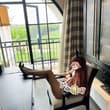 这酒店挺好呀 外面都能看到房间里面 哈哈哈~