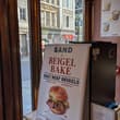 红砖香5磅bagel进city走向世界了，虽然差几百米价格贵了一倍无法接受，但饥肠辘辘下还是全款买了