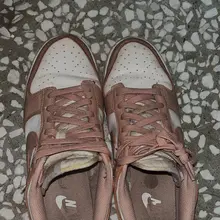 又髒又臭又舊的粉色Dunk來了，真的是我收過最頂的鞋子，目前還讓妹妹繼續穿，有兄弟有興趣嗎，補上鞋墊照片😆