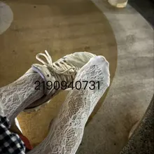 有的人出来散步，走着走着鞋就没了