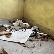 谁的鞋子像垃圾一样被扔在角落啊