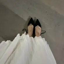 突然翻出两年没穿的鞋子 刚到地库左边咔嚓断了 再走一步右边断了也真是没招了🤦🏻‍♀️