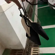 突然翻出两年没穿的鞋子 刚到地库左边咔嚓断了 再走一步右边断了也真是没招了🤦🏻‍♀️
