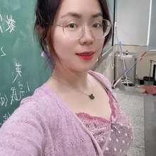 每天备课备到嗓子沙哑已经是常态了，但一走进教室，看到孩子们那双双亮晶晶的眼睛，所有疲惫瞬间没了😊