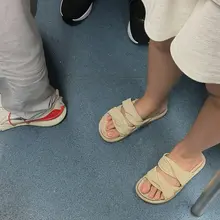 地铁偶遇。。。 https://t.co/gC7PkX4RpF #玉足 #美脚 #恋足癖 #足交榨精 #脚底奴 #鞋控