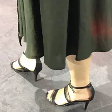 鞋子不错，方便那个 #美脚 #偷拍 #盗摄 #嫩足 #嫩脚 #美足