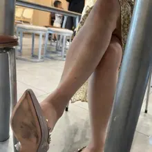 #丝袜 #街拍 #挑鞋 #肉丝 老婆闺蜜丝袜挑鞋都要挑我脸上来了