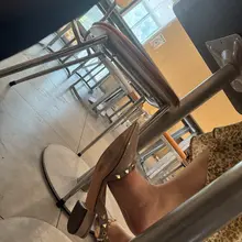 #丝袜 #街拍 #挑鞋 #肉丝 老婆闺蜜丝袜挑鞋都要挑我脸上来了