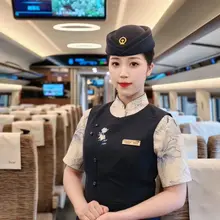 制服颜色有点暗 人还可以 #高铁乘务员