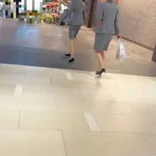 现场拦截搭讪开发酒店大厦前台客服：两位下班穿着制服丝袜到附近美食街吃饭，跟踪并开发成功要到联系方式，两位女生在现场给微信时极其犹豫不定，之后过程中又遭遇反悔拒…