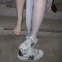 投 精神小妹 樓梯間足拍 腳型很好看喜歡