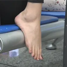 https://t.co/s7gZvHaoJF #玉足 #美脚 #足控 #候车厅 #脱鞋 #晾脚 #脚趾美甲 #恋足癖