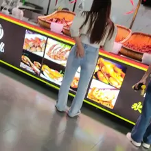 美食街牛仔裤少妇 #街拍 #牛仔裤 #少妇 #翘臀