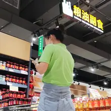 超市营业员，可惜裤子不够紧 #街拍 #牛仔裤