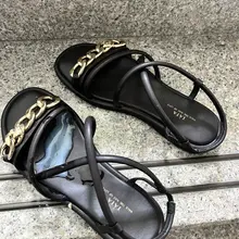 夫人您放在外面的鞋子想证明什么呢？想证明你家里那个阳痿丈夫不行，所以只能靠鞋子外摆来勾引一些野男人，获取精液安慰吗？