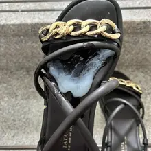 夫人您放在外面的鞋子想证明什么呢？想证明你家里那个阳痿丈夫不行，所以只能靠鞋子外摆来勾引一些野男人，获取精液安慰吗？