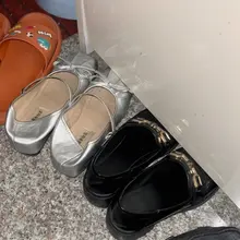 上夜班回来的少妇，叫气味重的小皮鞋里，给她射上精液。