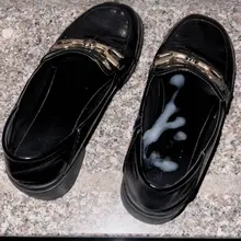 上夜班回来的少妇，叫气味重的小皮鞋里，给她射上精液。