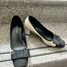我特别关照的一双女士平底高跟（不知道被我射过多少次了）（因为里面是漆黑色的缘故，每次精液射上去都感觉好显眼、好色情）