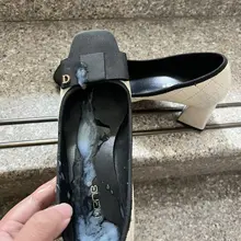 我特别关照的一双女士平底高跟（不知道被我射过多少次了）（因为里面是漆黑色的缘故，每次精液射上去都感觉好显眼、好色情）