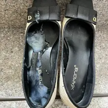 我特别关照的一双女士平底高跟（不知道被我射过多少次了）（因为里面是漆黑色的缘故，每次精液射上去都感觉好显眼、好色情）