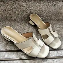 小区里生了孩子的宝妈的凉鞋👡感觉她老公就是绿帽癖，把自己夫人的鞋子放在外面，是不是就是想沾上野男人的精液嘞～
