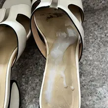 小区里生了孩子的宝妈的凉鞋👡感觉她老公就是绿帽癖，把自己夫人的鞋子放在外面，是不是就是想沾上野男人的精液嘞～