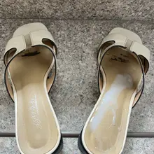 小区里生了孩子的宝妈的凉鞋👡感觉她老公就是绿帽癖，把自己夫人的鞋子放在外面，是不是就是想沾上野男人的精液嘞～